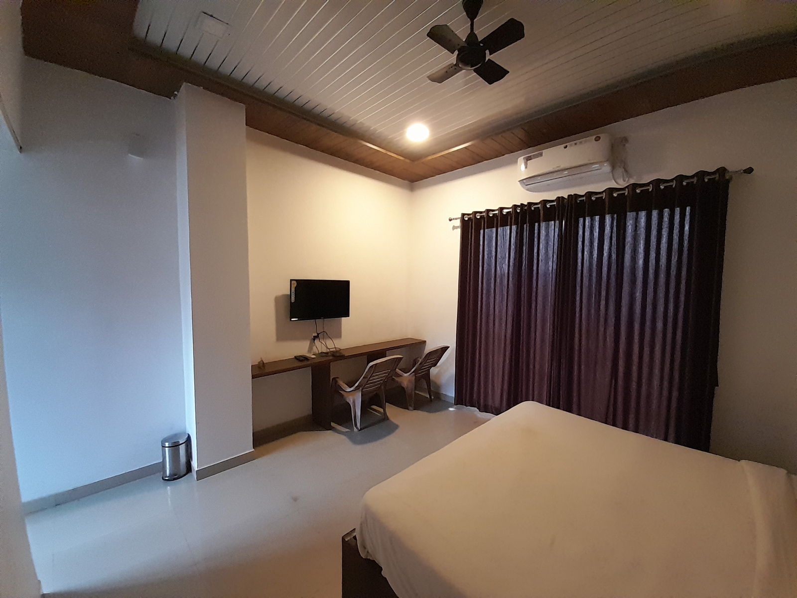 Hotel Valleywood - Luxury Room with balcony - 206 - Bedroom view 1